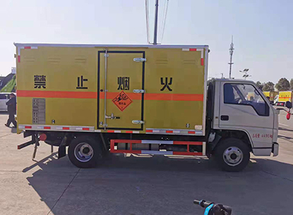 三水爆破器材运输车工人安全操作规范与智能技术保障